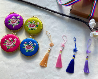 Ensemble Miroir Compact Brodé & Norigae Coréen – Accessoire Traditionnel