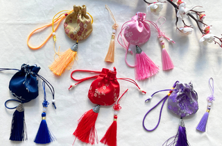 Ensemble 2 Pièces Brodé – Bourse Bokjumeoni & Norigae Coréen