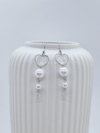 Boucles d'oreilles coeur et perles en acrylique - La Bouclette