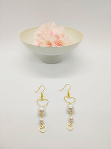 Boucles d'oreilles coeur et perles en acrylique - La Bouclette
