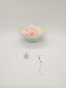 Boucles d'oreilles irrégulières fleur de perle - La Bouclette