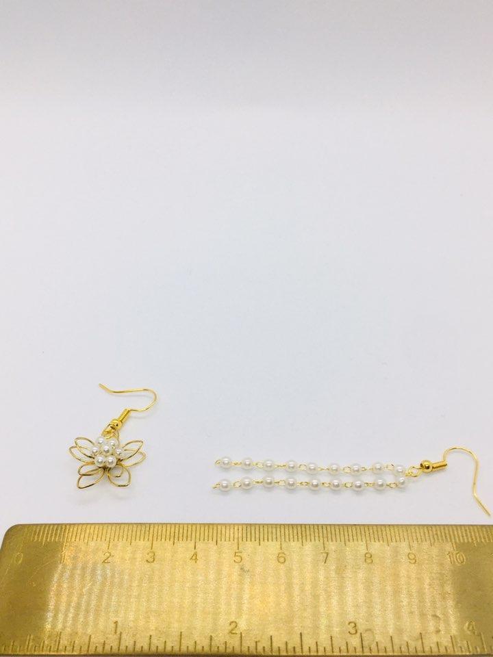 Boucles d'oreilles irrégulières fleur et perles en suspens - La Bouclette